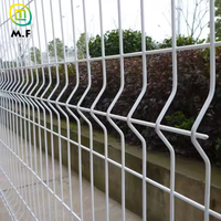 Clôture en treillis métallique courbé en V revêtu de PVC incurvé 3D personnalisé en usine Protection des frontières extérieures Treillis et porte rigides