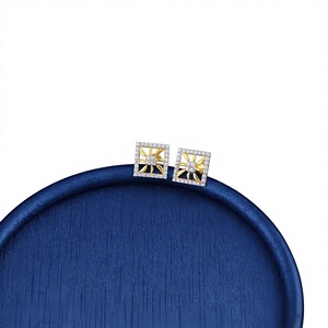 Boucles d'oreilles modernes en or 22 carats à clipser avec design diamant, bijoux tendance pour femmes, élégantes pour tous les jours et les soirées, cadeau - Product Image 1