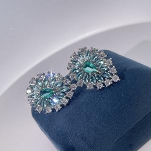 ต่างหูเพชรทรงหยดน้ำสีขาวและสีเขียว ประดับทองเหลืองชุบทอง ดีไซน์หรูหราทันสมัยจาก Tianyu Gems สำหรับผู้หญิง - Product Image 1