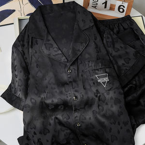 Pyjamas pour dames <span class=keywords><strong>en</strong></span> soie glacée à motif léopard <span class=keywords><strong>Pantalon</strong></span> d'été à manches courtes Vêtements de maison Cadeau de luxe pour les meilleurs amis - Product Image 3