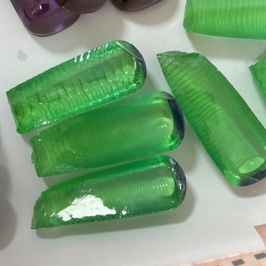 100 Gramos de Diamantes de Laboratorio sin Cortar, Corindón Verde en Bruto para la Fabricación de Gemas Sueltas - Product Image 2