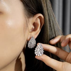 Pendientes de Oro de 18k con Diamante Cultivado en Laboratorio de Messi Jewelry, Pendientes de Oro Puro para Mujer - Product Image 4