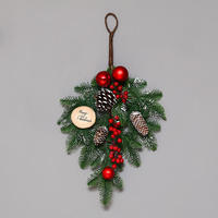 LUYI Weihnachtskranz mit Rattanrahmen, roten Kugeln und Tannenzapfen, elegante Weihnachtsdekoration zum Aufhängen an der Haustür