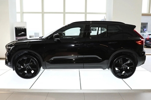Auto Usado 2025 XC40 <span class=keywords><strong>B4</strong></span> <span class=keywords><strong>AWD</strong></span> Edición Especial Negra, Estilo Completamente Negro, SUV MHEV de 48V, Envío Disponible a Todo el Mundo - Product Image 4