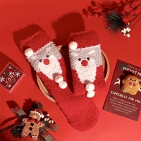 Panier-cadeau de Noël personnalisé avec logo, comprenant un gobelet, une bougie parfumée, des chaussettes douillettes et un ensemble de soins pour le corps pour femmes
