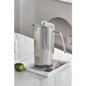 Caraffa Moderna in Acciaio Inossidabile Scanalato con Coperchio, Brocca Argento Lucido per Servizio Elegante di Tè Freddo e Bevande a Casa - Product Image 3