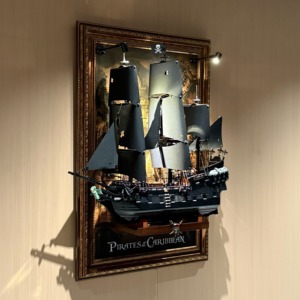 Marco de Exhibición y Almacenamiento de Pared, Diseño Retro Americano de Barco Pirata <span class=keywords><strong>del</strong></span> <span class=keywords><strong>Caribe</strong></span> con Calaveras Entrelazadas, Material PS, Color Negro <span class=keywords><strong>Perla</strong></span> - Product Image 6