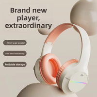 Écouteurs en cuir protéiné souple avec design lumineux respirant, compatibles avec connexion par câble 3,5 mm et double connexion Bluetooth.