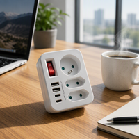 Adaptateur de type E français avec chargeur USB, 3 prises (1x16A, 2x2.5A), 230V, interrupteur, protection enfant, 17W, 2 USB-A, 2 USB-C, petit format, IP20