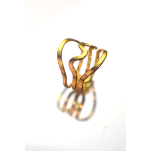 Anillo de onda abstracta chapado en oro hecho a mano para mujer – Anillo de dedo ajustable de latón con diseño llamativo |   Joyería de Moda Minimalista - Product Image 1