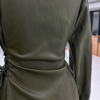 Vintage Olivgrünes Damen-Hemdblusenkleid aus PU-Leder mit Taillenschnürung, Umlegekragen und seitlichem Kordelzug – Maßgeschneiderter Damen-Mode-Mantel