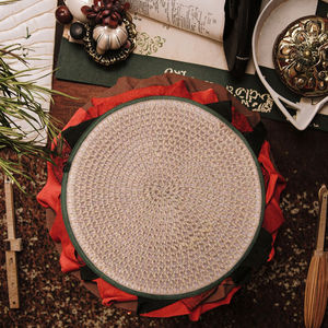 แผ่นรองกันลื่นแบบถักจากป่านผสมพีวีซี ป้องกันความร้อน ลายหนังเทียม รูปทรงกลม - Product Image 1