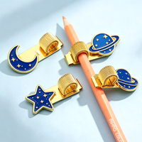 Soporte para Bolígrafos de Metal Esmaltado con Logotipo Personalizado, Accesorios para Cuadernos de Anime y Dibujos Animados, Clip para Bolígrafo de Metal con Resorte de Aleación de Zinc Personalizado