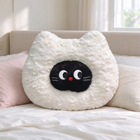 Coussin décoratif chat blanc moelleux Kawaii en peluche avec visage noir mignon, idéal pour la décoration de chambre de fille et comme oreiller de sieste - Grande Vente