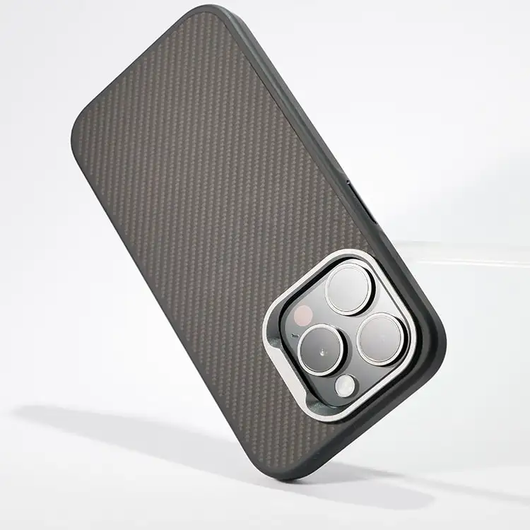 आईफोन 15 14 प्रो के लिए 2024 नया आगमन कस्टम लोगो शॉकप्रूफ स्किन-लाइक फील कार्बन फाइबर पैटर्न पीसी फोन केस