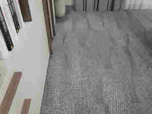 Ubin Karpet Modular Modern 20*100cm dengan Tekstur Garis Gelombang Halus dalam Warna Abu-abu Multi-Tone untuk Interior Komersial - Product Image 3