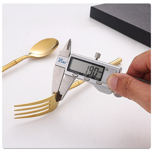 طقم أدوات مائدة فاخر من الفولاذ المقاوم للصدأ 304 مكون من 5 قطع بتصميم خيزران مع مقابض، يشمل شوكة وسكين وملعقة - Product Image 2