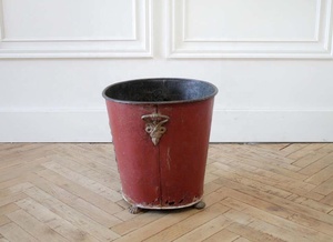 Maceta de Metal Roja Antigua con Diseño Ornamentado, Jardinera Vintage - Product Image 2