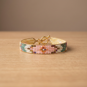Bracelet en perles Miyuki Delica fait main Sstringz, rose pastel, vert sauge et blanc ivoire, avec motif géométrique floral, réglable - Product Image 6