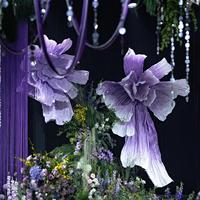 Installation d'art en papier géant de couleur, fond de mariage, événement, fête, fleurs suspendues, fleurs en papier décoratives