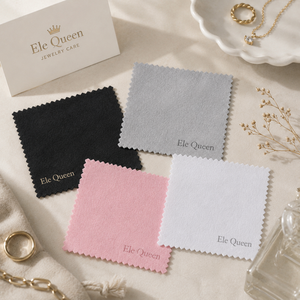 Chiffon de polissage en microfibre argenté pour le nettoyage et l'entretien des bijoux 8×8cm - Product Image 1