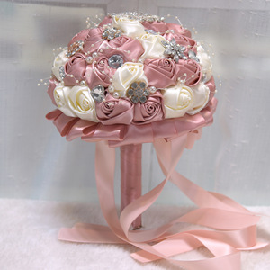 Bouquet de mariée romantique avec roses et broche, roses en satin faites à la main - Product Image 6
