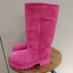 Botas de nieve de invierno personalizadas al por mayor, de lujo, cálidas, hasta la rodilla, para mujer, de gamuza rosa con suela gruesa y forro de piel. - Product Image 4