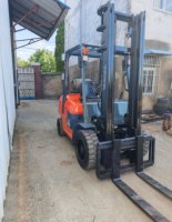 Moteur à gaz propane liquide / diesel pour chariot élévateur Toyota, levée 4,0-4,5 mètres, 3 étages, déplacement latéral, capacité 3 tonnes, pompe de boîte de vitesses