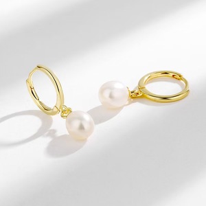 ROXI S925 Pendientes de aro circulares de perlas con forma Barroca de plata esterlina chapados en oro para mujer - Product Image 3