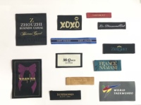 Fabricant d'étiquettes de vêtements damassées de mode personnalisées étiquettes de vêtements tissées pour vêtements