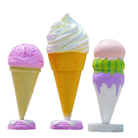 Sculpture en résine sur le thème de la crème glacée, idéale pour une présentation décorative dans les vitrines des centres commerciaux, les cafés et les marchés de fin d'année