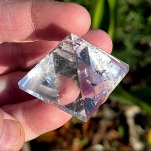 Pyramide en quartz clair naturel sculptée à la main de haute qualité CrystalHola pour la décoration intérieure et le Feng Shui (vente en gros) - Product Image 4