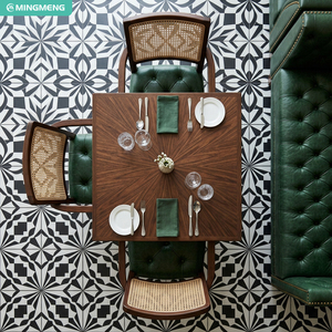 Ensemble de meubles de bistrot style rétro, table carrée en bois massif, chaises avec dossier en rotin et assise en cuir rembourrée, pour café, projet de restauration commerciale - Product Image 1