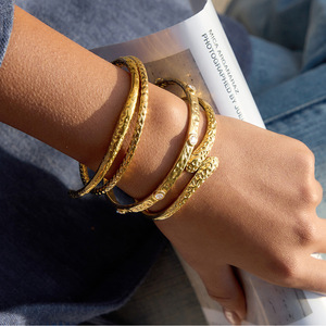 Pulsera Minimalista Unisex en Tono Dorado Martillado Jinhua, Accesorio de Moda Hecho en China - Product Image 3