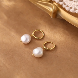 Pendientes de Aro Chapados en Oro de 18k Vintage con Perlas de Agua Dulce para Mujer - Product Image 5