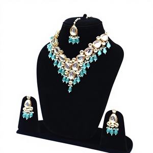 Collier de mode pour femme, plaqué or 22 carats, avec perles en alliage de haute qualité et Kundan multicolore, par le premier fabricant indien. - Product Image 1