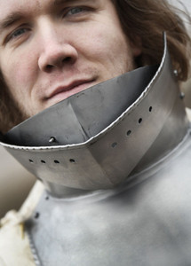 Armure de cou médiévale classique en acier avec détails de surface soignés, structure métallique durable pour collectionneurs et présentation décorative - Product Image 4