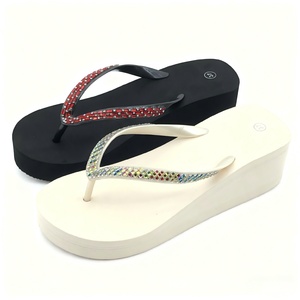 Sandales compensées à strass tendance pour femmes, tongs à semelle épaisse, claquettes de plage noires et blanches, fabricant OEM ODM, vente en gros - Product Image 2