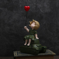 Vente en gros d'objets d'artisanat en résine, Meilleure vente : Figurine de fille à ballon de dessin animé pour décoration intérieure