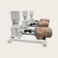 Les fermes utilisent des machines à granulés manuelles de petite taille pour la production d'aliments pour volailles et bétail, destinées aux élevages avicoles et bovins.