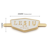 Italia merek leyu kustom pelat logam Logo angkat emas dengan latar belakang putih krim untuk tas