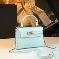 Nouveauté pour l'automne 2026 : un sac à main et un sac bandoulière élégants et polyvalents, dotés d'un design sophistiqué et unique en relief crocodile.