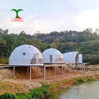 Yourte de glamping de luxe tente d'hôtel moderne maison de dôme de PVC pour le logement tente de serrage