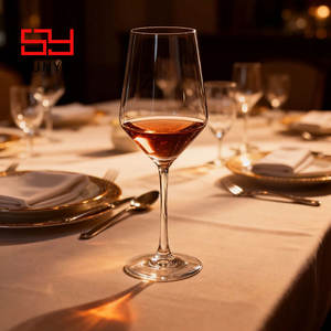 Copa de Vino de Cristal Transparente de 570 ml, Hecha a Mano, con Tallo, Diseño Moderno de Lujo con Rayas Verticales, Elegante Copa Artesanal - Product Image 4