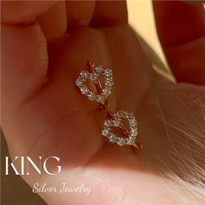 Boucles d'oreilles clous King Heart en argent sterling S925 plaqué or avec moissanite, pour un usage quotidien - Product Image 2