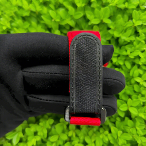 Montre mécanique haut de gamme à la mode avec un design artistique évidé, un boîtier en fibre de carbone et une configuration de bracelet rouge. - Product Image 5