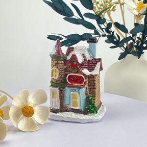 Adornos Navideños Hechos a Mano de Resina con Forma de Casa Pequeña para Ventanas, Decoraciones y Regalos Navideños de Alta Calidad para Niños - Product Image 3