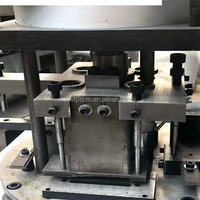 Machine de poinçonnage pneumatique multi-stations 380V pour la fabrication de trous dans les cadres de fenêtres en PVC et en aluminium