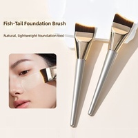Pinceau professionnel pour fond de teint sans traces, forme plate et incurvée en croissant, pinceau pour masque facial non absorbant, outil de maquillage cosmétique en forme de queue de poisson
