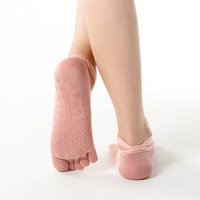 Chaussettes de yoga à cinq doigts pour filles de danse antidérapantes de haute qualité personnalisées en usine pour femmes Logo tricoté à haute sueur de style ouvert